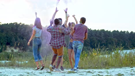 Alegre-Joven-Compañía-De-Razas-Mixtas-De-Gente-Bailando-Y-Divirtiéndose-Fuera-Del-Festival-Holi-Con-Pinturas-Coloridas