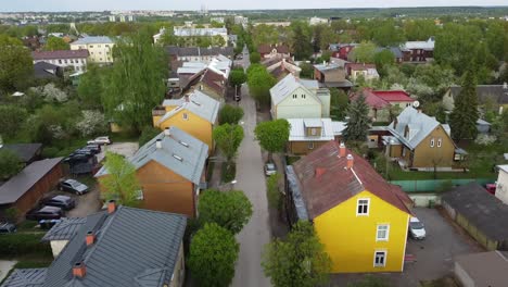 Drohne-Schoss-Im-Sommer-über-Bunte-Holzhäuser-Von-Karlova