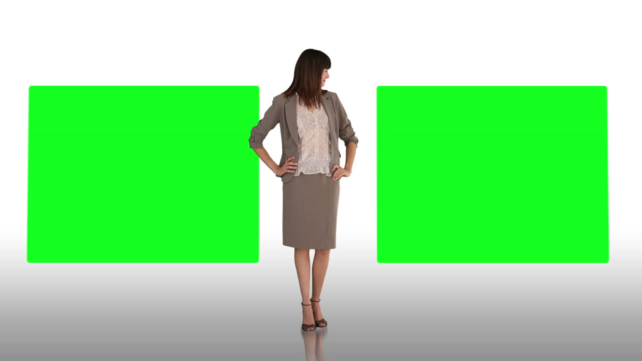 미소 짓는 사업가 여성이 프레젠테이션을 하고 있습니다.