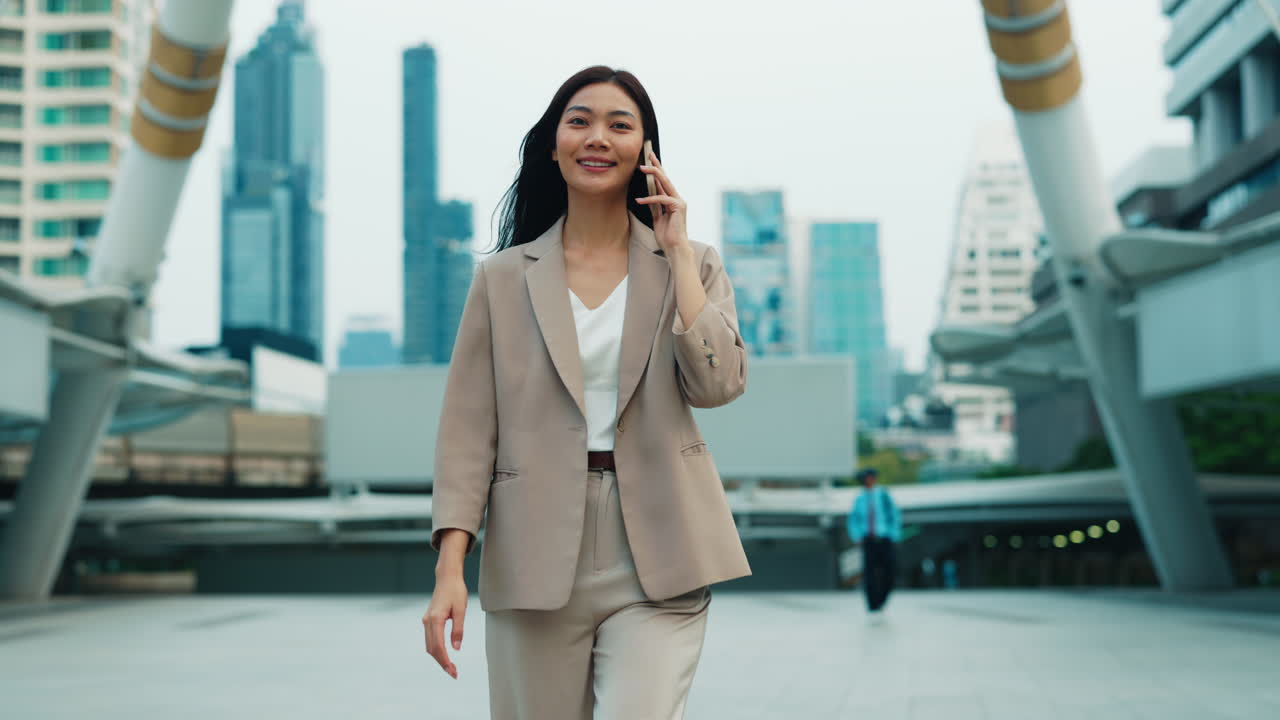 商务女性在城市中打电话