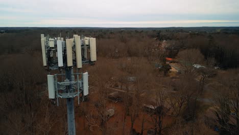 toma aérea de la torre de teléfono celular en la naturaleza