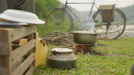 La-Comida-Se-Cocina-En-La-Olla-En-El-Registro-De-Fuego-Sueco