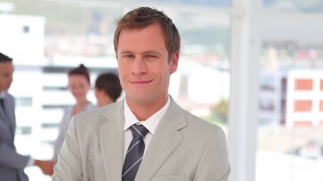 カメラが動くと微笑むビジネスマン