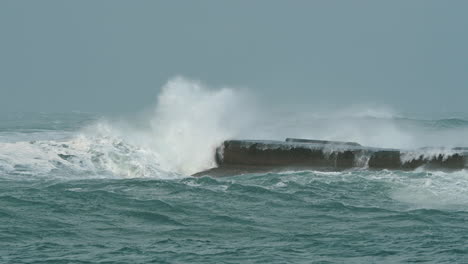 Olas-Poderosas-En-Cámara-Lenta-Chocan-En-Un-Embarcadero-Durante-Una-Tormenta-Peligrosa