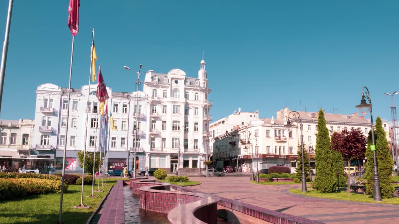 아름다운 분수 를 가진 도시 중심지 에서 고 있는 사람 들 의 타임 스 비디오