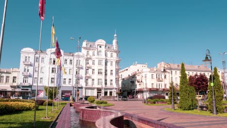 video timelapse de personas caminando en un centro de la ciudad con hermosas fuentes