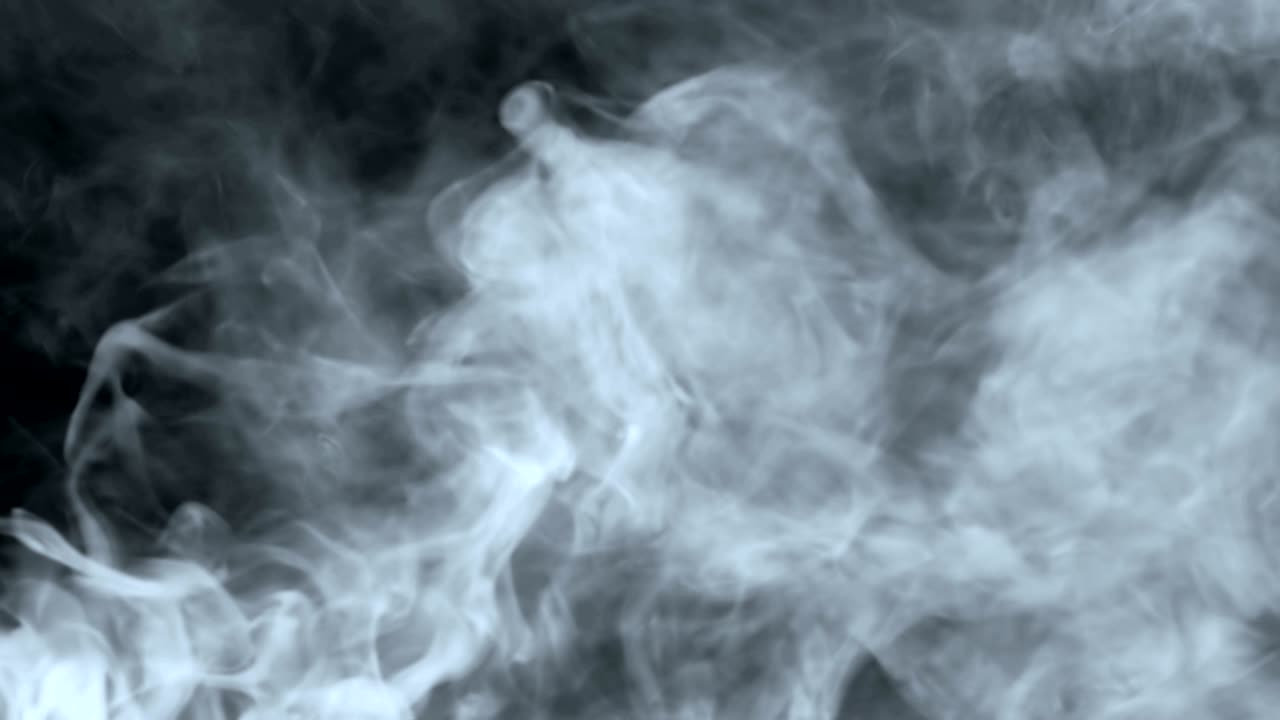 완벽하게 끊임없는 연기의 루프는 천천히 검은색에 대항하여 공간을 떠다니고 있습니다.