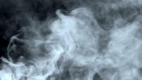 bucle perfectamente sin costuras de humo flotando lentamente a través del espacio contra el negro