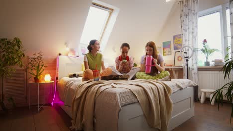 chicas adolescentes pasando tiempo juntas en el dormitorio