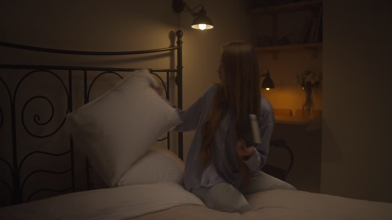 밤에 침대에서 읽는 여자