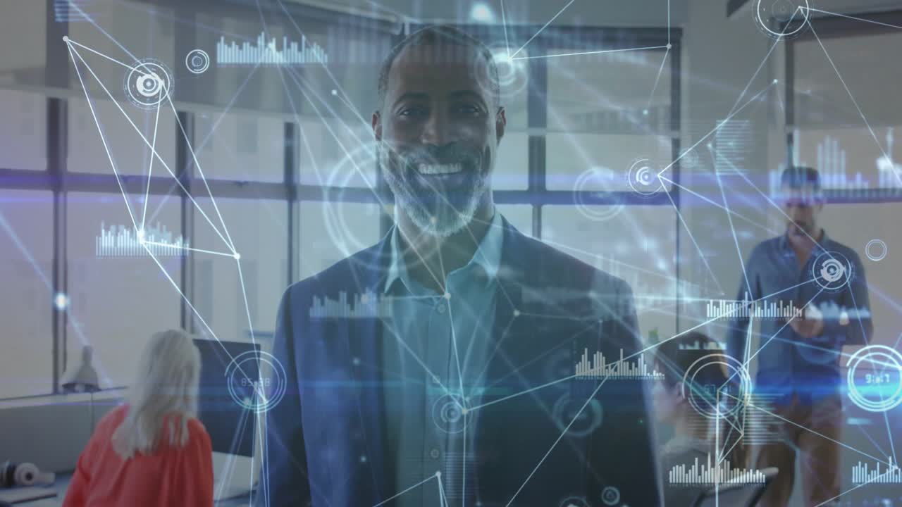 Uomo maturo in abito che avanza in ufficio, con grafici di dati che si sovrappongono al viso mostrando dati aziendali.
