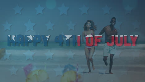 texto del día de la independencia contra una pareja afroamericana cogida de la mano corriendo juntos en la playa