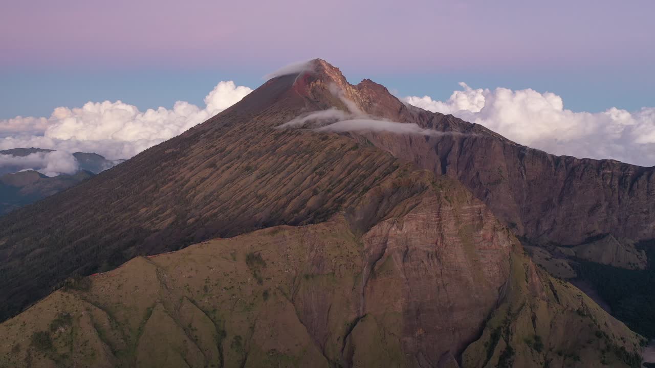 Monte Rinjani al tramonto, il secondo vulcano più alto dell'Indonesia.