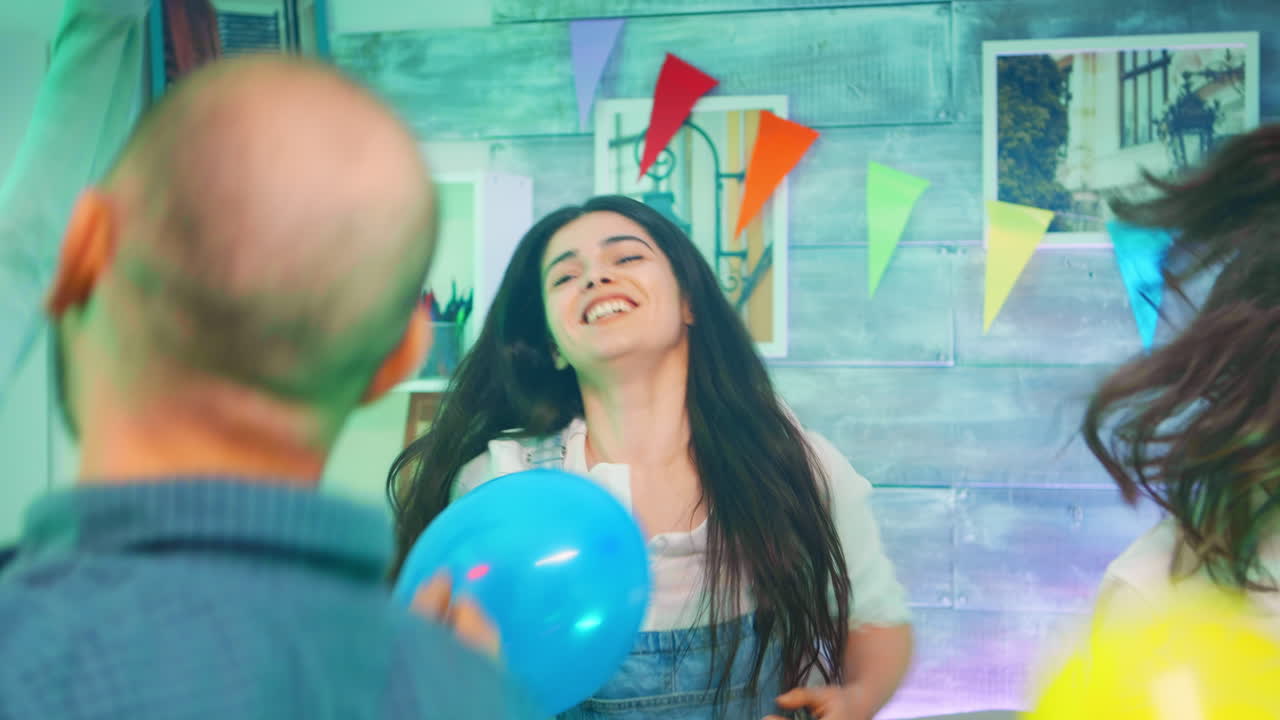 una joven hermosa disfrutando mientras hace fiesta.