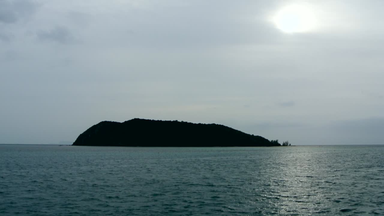 isla tropical al atardecer con vistas al horizonte