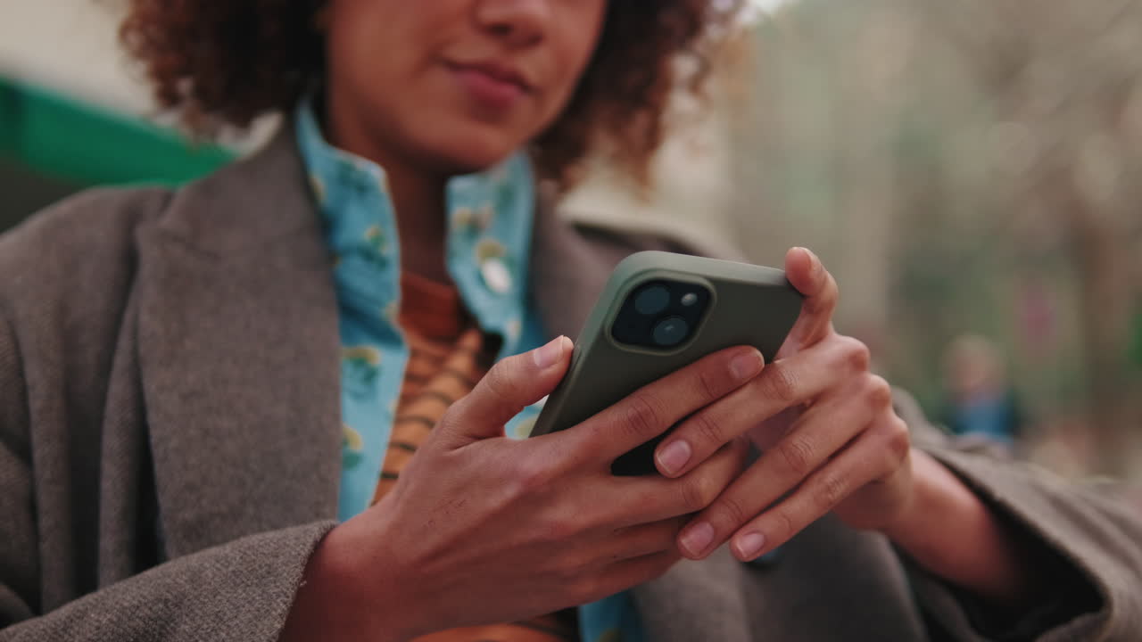 mujer usando un teléfono inteligente en la calle de la ciudad