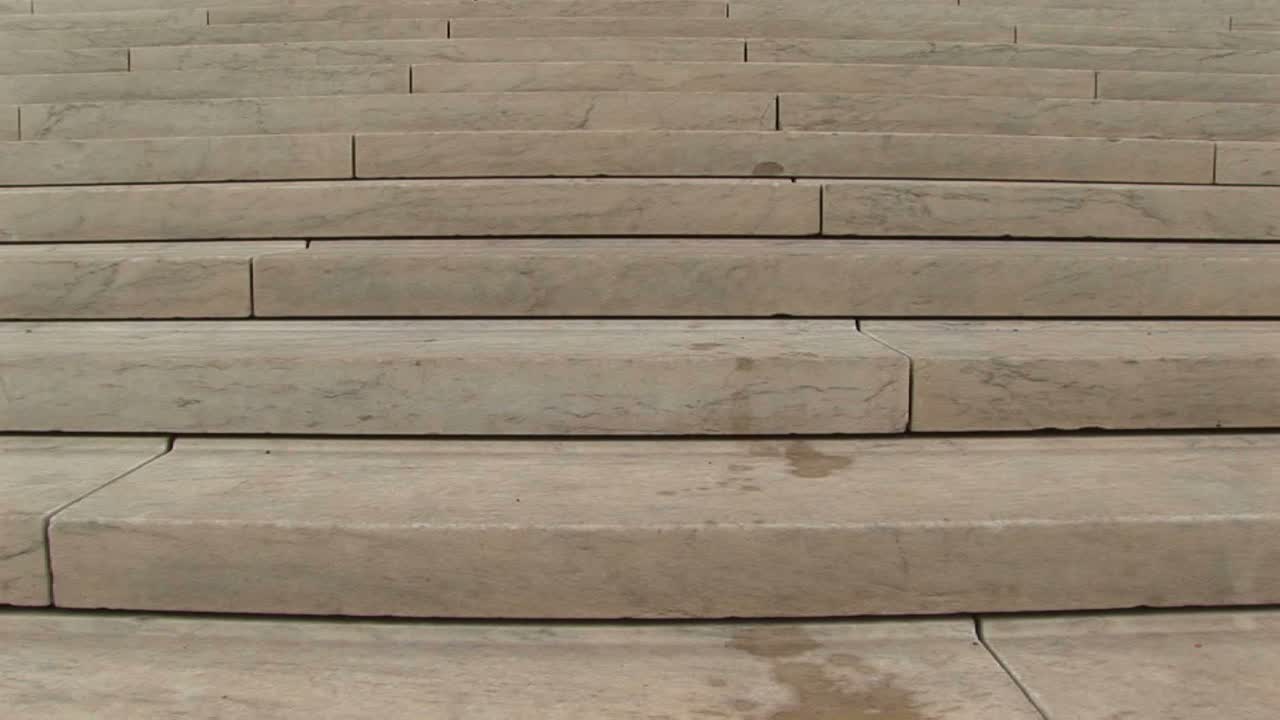 каменные ступени ведут к колонному входу в верховный суд