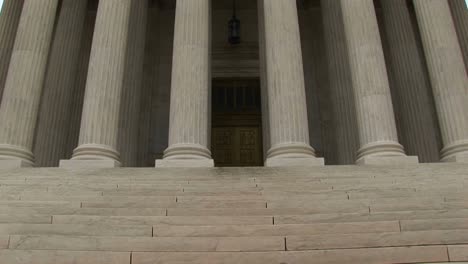 los escalones de piedra conducen a la entrada con columnas de la corte suprema