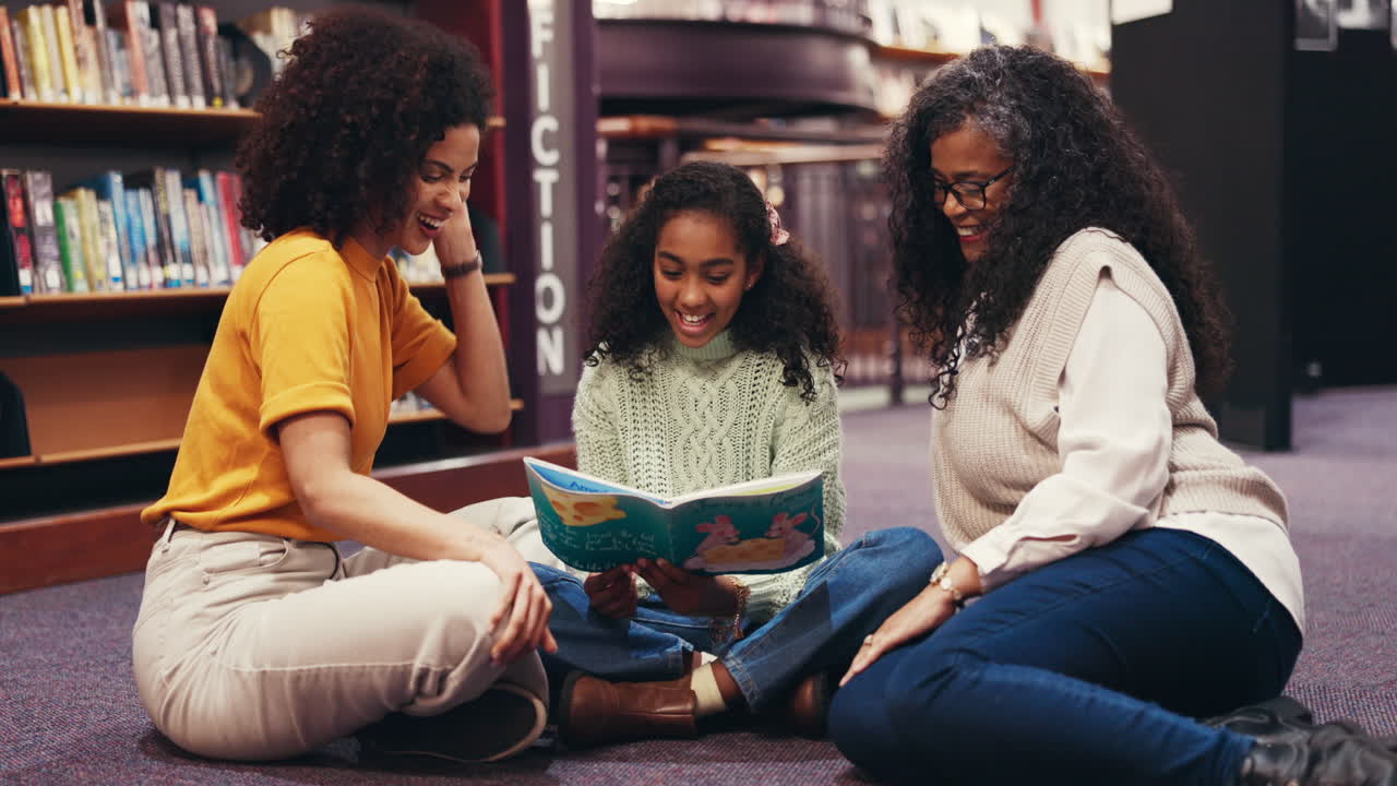 Família lendo junto em uma biblioteca