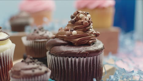 Dolly-out-Aus-Köstlichen-Cupcakes-Mit-Schokoladenglasur-Und-Marmorstreuseln