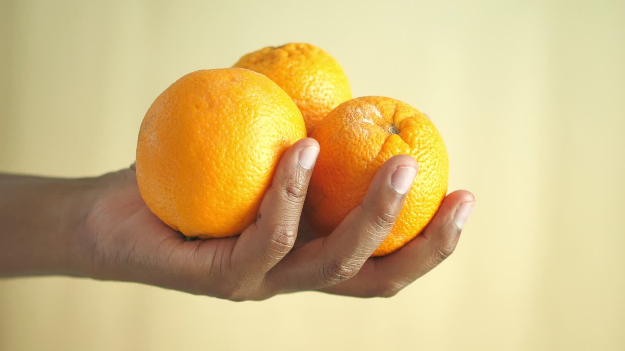con las naranjas en la mano
