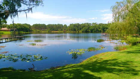 Vista-Panorámica-Del-Sereno-Lago-Rural