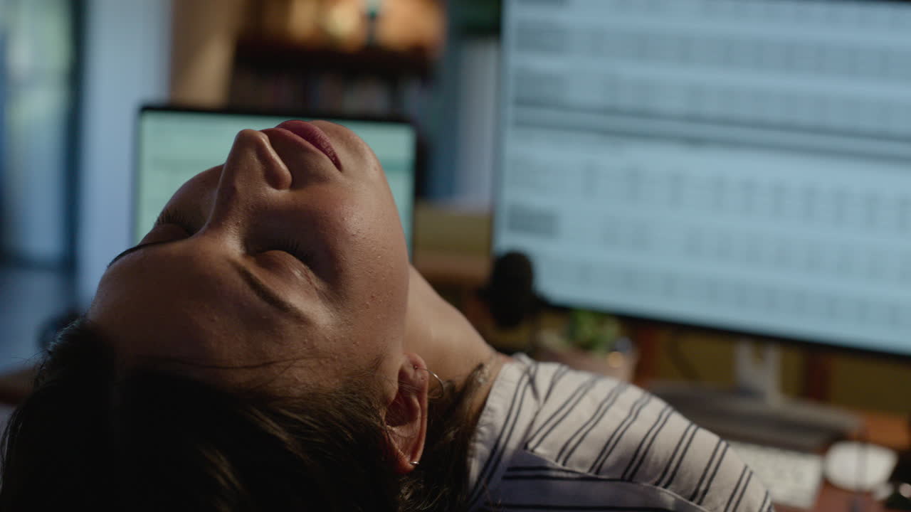 피곤하고, 컴퓨터 스크린과 밤에 여자