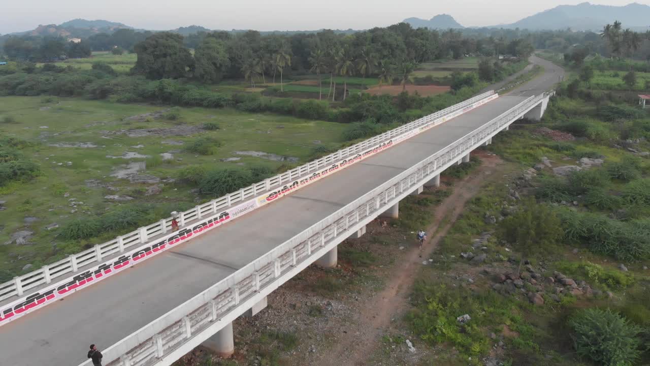 деревенский мост коламанджанур в окружении пышной зелени в сельской местности индии