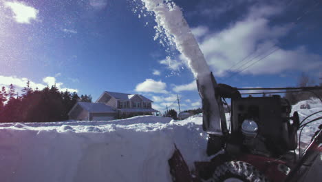 La-Nieve-Vuela-Desde-Un-Soplador-De-Nieve-En-Cámara-Lenta