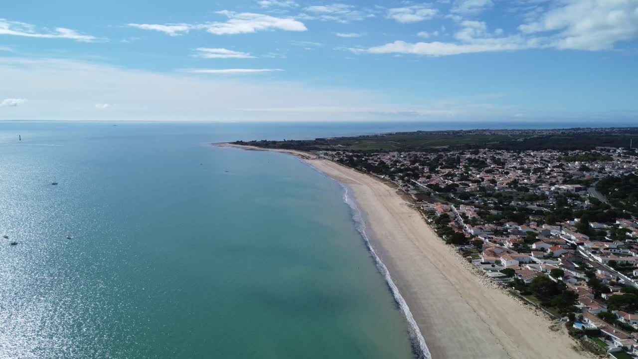 Magnifique plage de sable blanc à Rivedoux sur l'île de Ré en France, temps idéal pour le drone