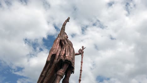 Iconic-Inca-Emperor-Atahualpa-Bronze-Statue-In-Peru,-Low-Angle-Orbit