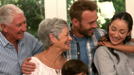 familia linda abrazándose y sonriendo
