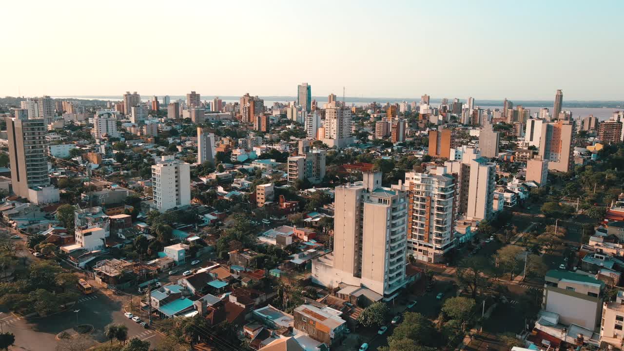 vista panorámica de la extensa ciudad de posadas durante una impresionante puesta de sol