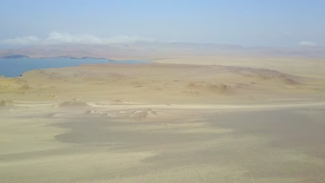 Malerische-Aussicht-Auf-Eine-Weite-Offene-Wüste-In-Peru-Mit-Einer-Drohne-über-Dem-Kopf