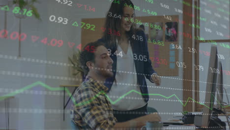 animación del procesamiento de datos financieros sobre hombres y mujeres diversos discutiendo por computadora en la oficina