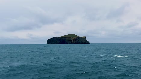 Isolated-Island-In-Vestmannaeyjar-Archipelago-On-South-Coast-of-Iceland,-Wide-Shot