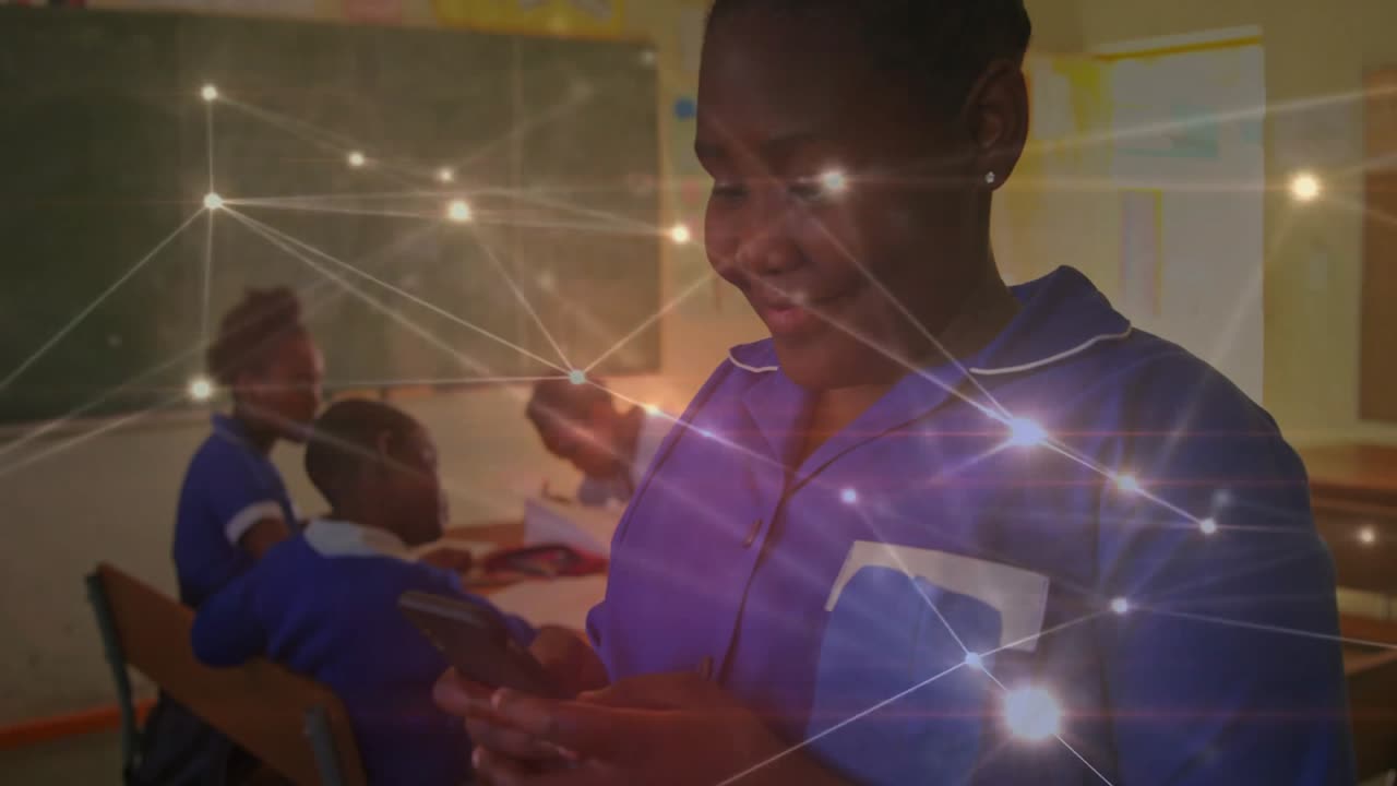Uddannelses-overlay pulserer i klasseværelset, pige stryger på smartphone og læser tekst, og klassekammerater skriver.