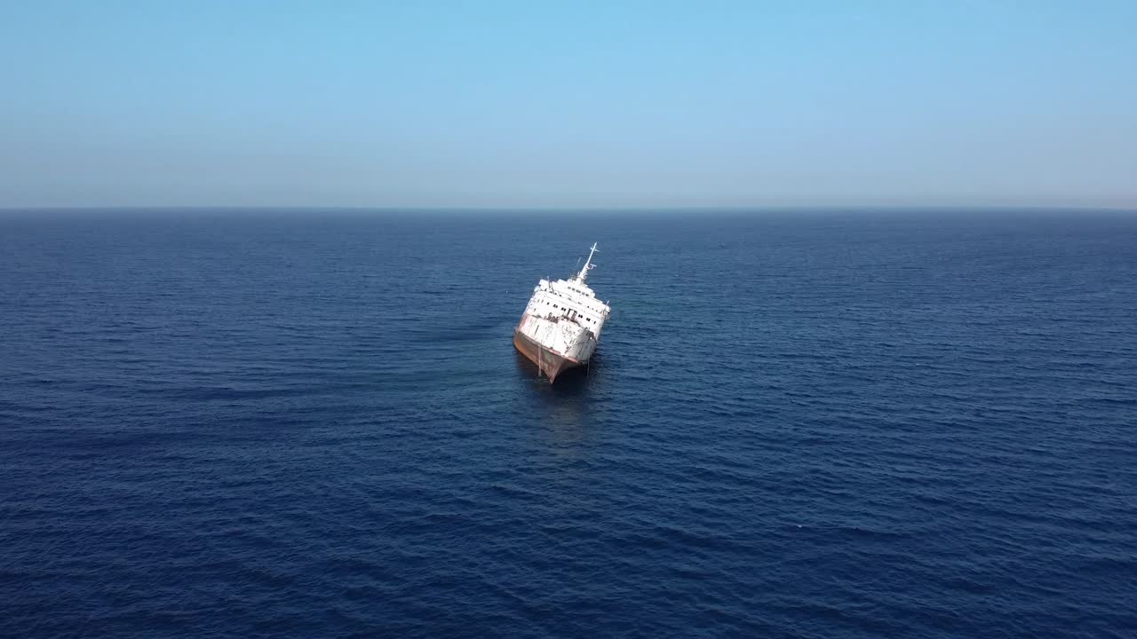 imágenes de drones del naufragio al fahad en jeddah saudarabia