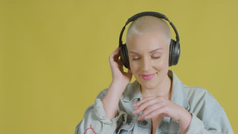 modelo caucásico femenino escuchando música con auriculares retrato de estudio 09