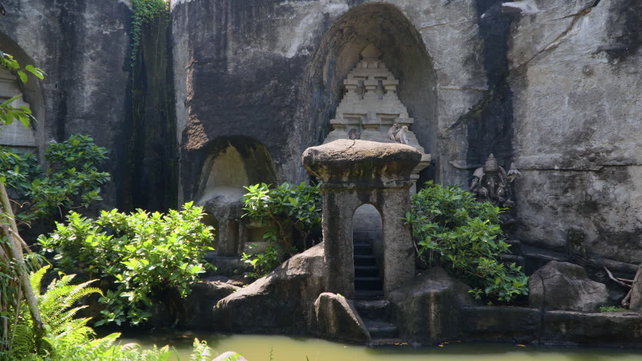 templo de gunung kawi en el parque de safari y marino de bali, indonesia