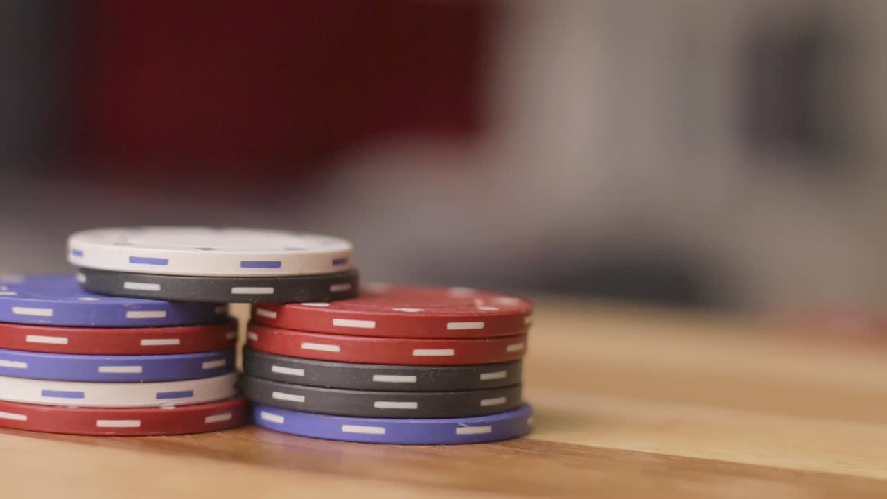 panoramica a sinistra delle fiches da poker che vengono impilate da vicino