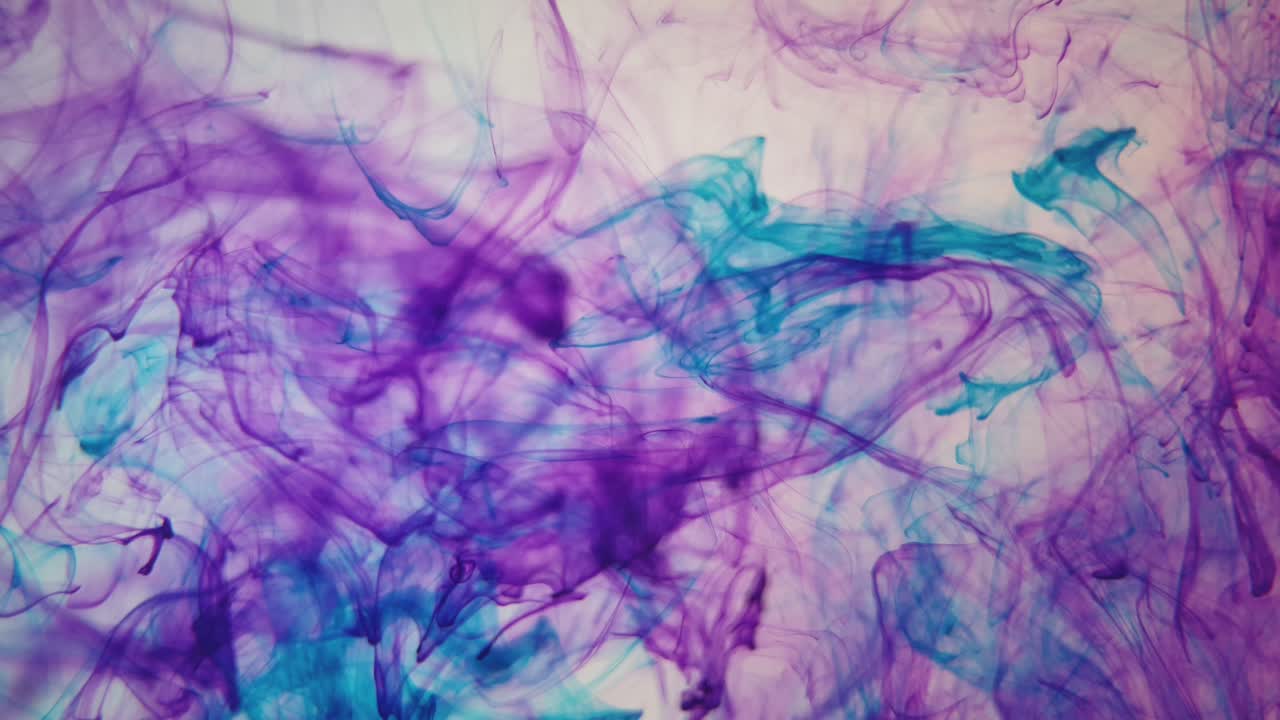 Striature fluide simili a sangue di inchiostro acrilico che si muovono lentamente nell'acqua, un filmato di sfondo strano ma bellissimo con colori pastello.