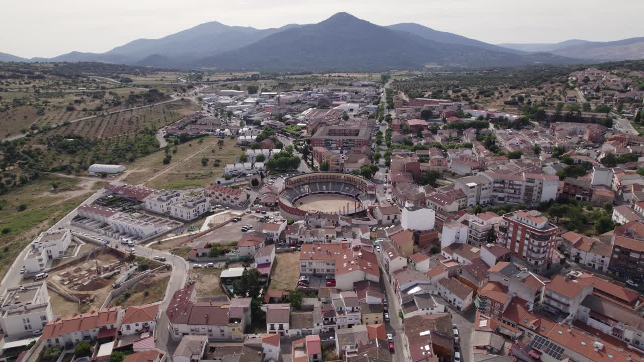 vista aérea del municipio español de san martín de valdeiglesias desde la legendaria plaza de toros y el paisaje montañoso