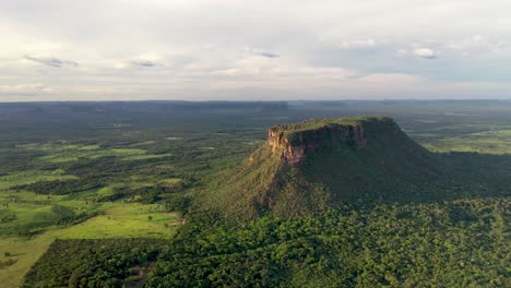 Morro-Do-Hat,-Atracción-Turística-De-La-Región-De-Chapada-Das-Mesas,-En-La-Ciudad-De-Carolina,-Estado-De-Maranhao,-Brasil