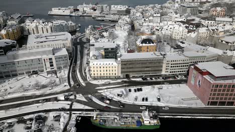 Ein-Kurzer-Überflug-über-Das-Zentrum-Von-Ålesund,-Der-Mit-Dem-Wunderschönen-Und-Großartigen-Bild-Des-Zentralen-Stadtkerns-Und-Des-Berges-Aksla-Mit-Den-Treppen,-Die-Nach-Oben-Führen,-Endet