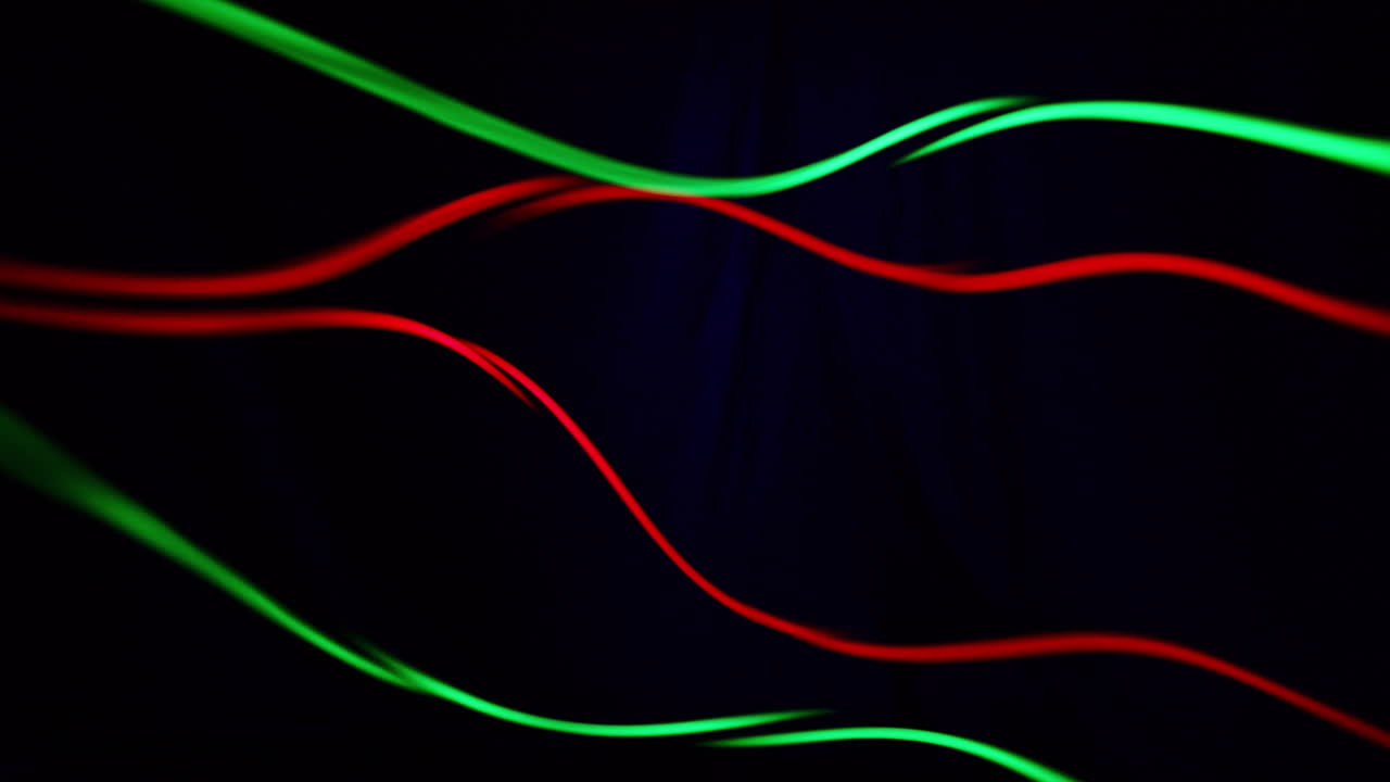 불빛 케이블로 만들어진 빛의 흔적이 움직입니다.