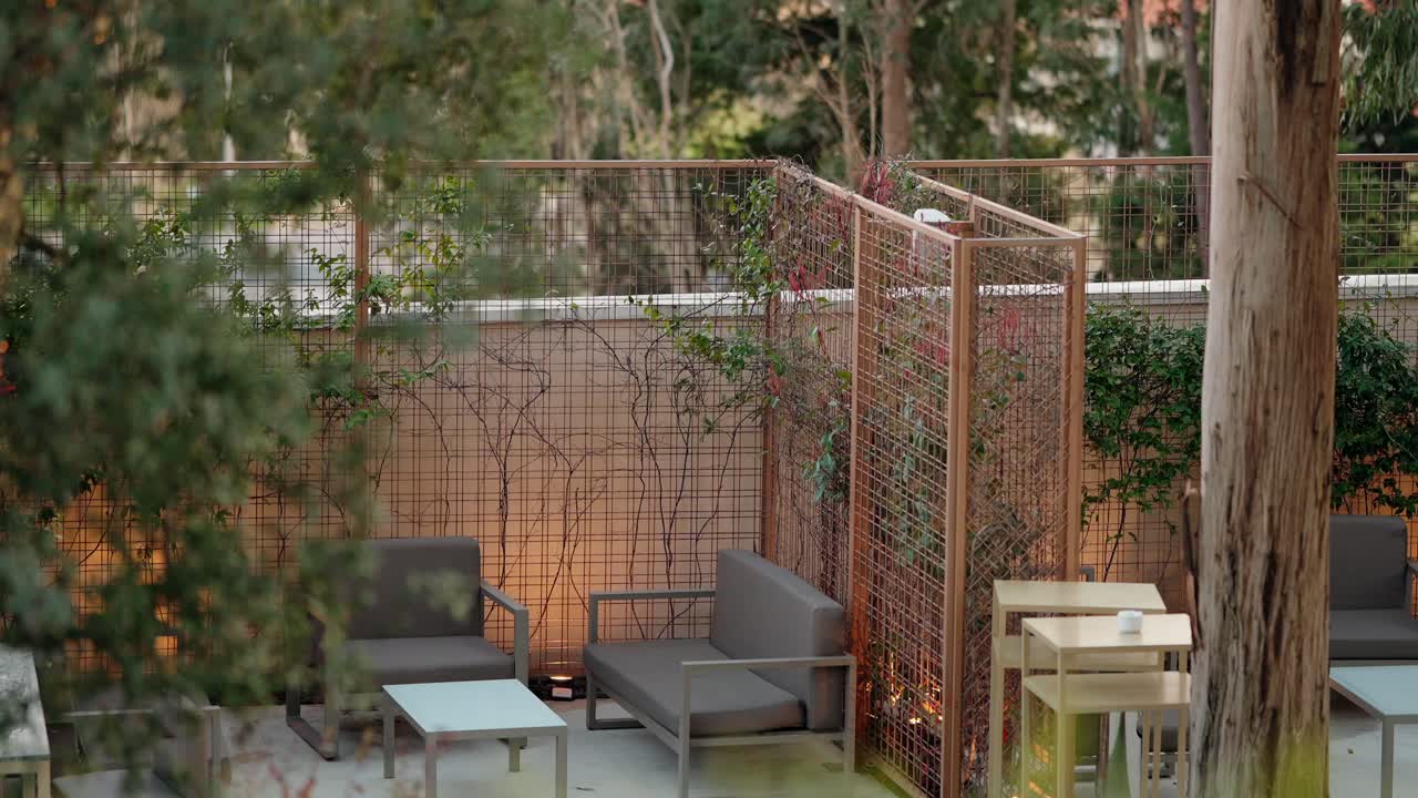 Contemporary garden lounge area with wooden partitions and chairs