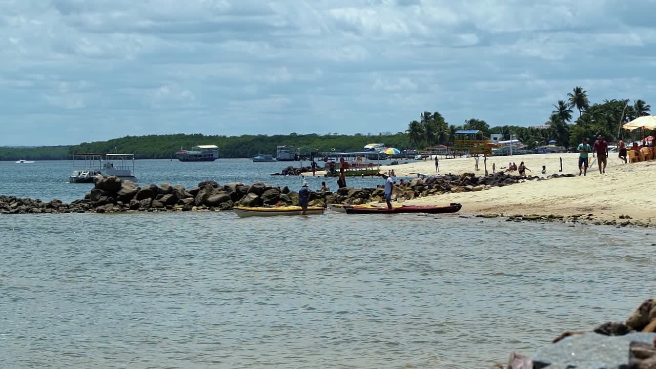 브라질 리오그란데두노르테 주의 작은 해안 도시 칸구아레타마에 있는 열대 관광지 바라 데 쿤하우 해변의 슬로우 모션 샷