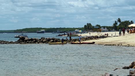 incline hacia arriba la toma en cámara lenta del destino turístico tropical playa barra de cunhau en la pequeña ciudad costera de canguaretama en el estado de rio grande do norte, brasil