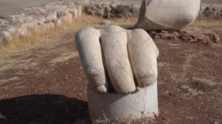 Gigantiske hænder, rester af Herkules-statue foran tempel, Amman, Jordan.